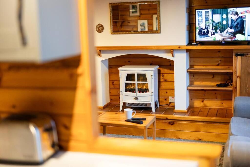 Cozy Norwegian Style Log Cabin In Rural Snowdonia - 2 Bedrooms & Parking By Seren Short Stays Ffestiniog ภายนอก รูปภาพ