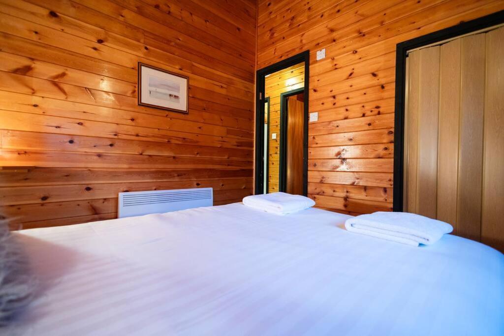 Cozy Norwegian Style Log Cabin In Rural Snowdonia - 2 Bedrooms & Parking By Seren Short Stays Ffestiniog ภายนอก รูปภาพ