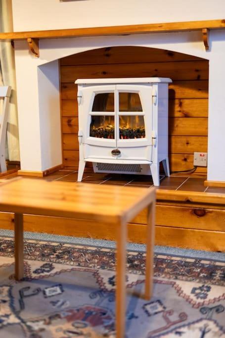 Cozy Norwegian Style Log Cabin In Rural Snowdonia - 2 Bedrooms & Parking By Seren Short Stays Ffestiniog ภายนอก รูปภาพ