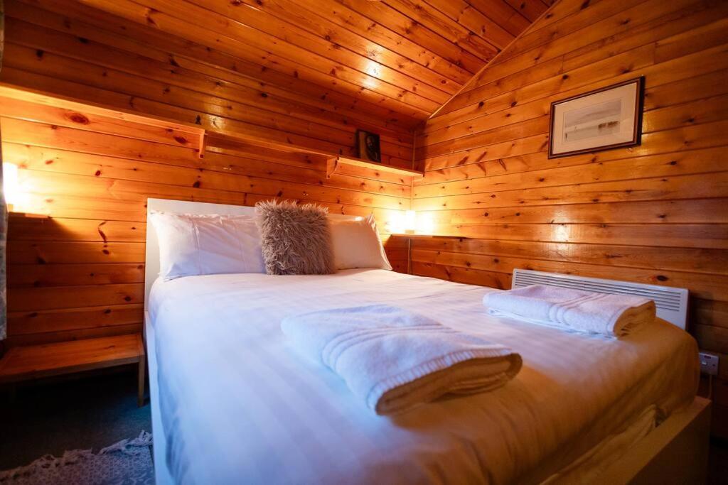 Cozy Norwegian Style Log Cabin In Rural Snowdonia - 2 Bedrooms & Parking By Seren Short Stays Ffestiniog ภายนอก รูปภาพ